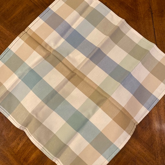 Ten New Checkered Dinner Napkins - Picture 4 of 4